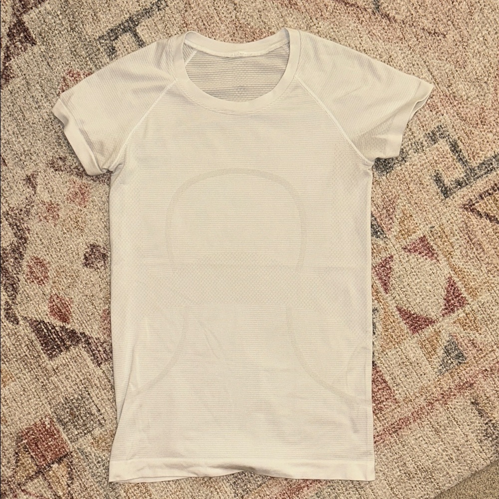Lululemon Swiftly Tech Short-Sleeve Shirt 2.0
Hip Length